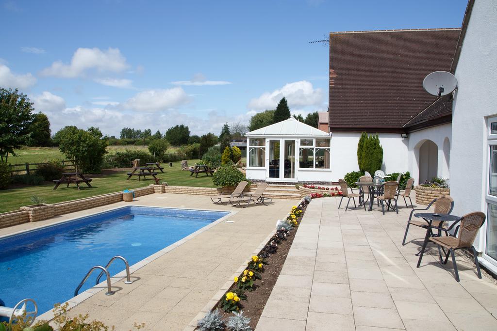 Enjoy a predinner outdoor splash at Badgers Mount COOL AS LEICESTER